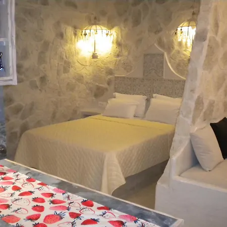 Starlight Luxury Seaside & Imerovigli (Santorini)